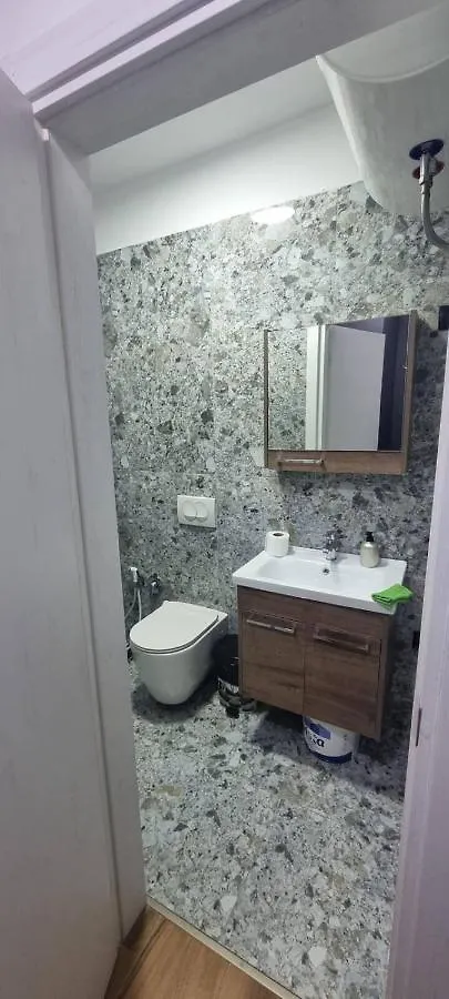 #2 Lovely Spacious 1-Bedroom Apart Tirana Apartmán